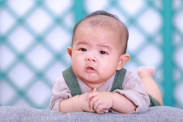 百天照_宝宝百天照 看着好搞笑哦_宝宝树