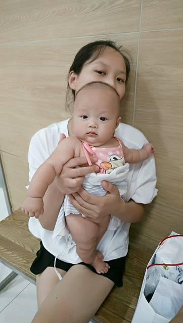 四个月的婴儿抱着站起来头一直往左偏怎么办?