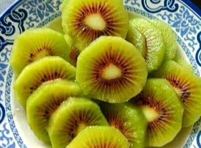 甜腻了的红心猕猴桃,一次我可以吃5个_大宝也