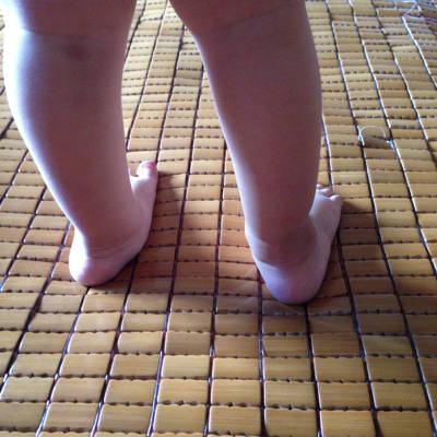 1岁半的宝宝走路脚后跟往外崴是什么原因
