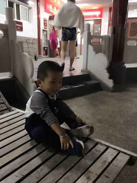 宝宝吃的消化不好了,晚上肚子疼,哭闹给吃什么