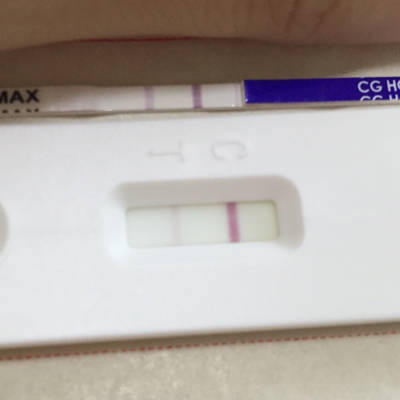 为什么同一时间测的早早孕,试纸条比试纸卡深色?