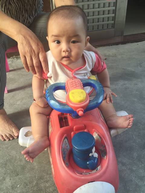 坐火车_宝宝第一次坐火车,开心_宝宝树