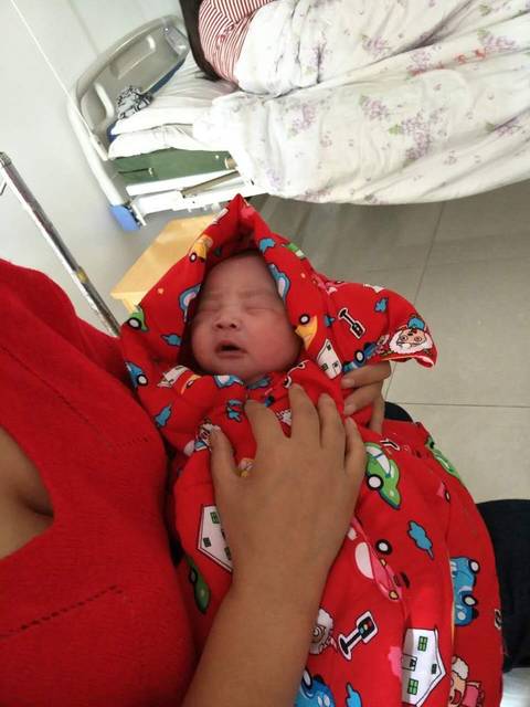 8斤8两的男宝宝_8斤8两刚出生的男宝宝食量应