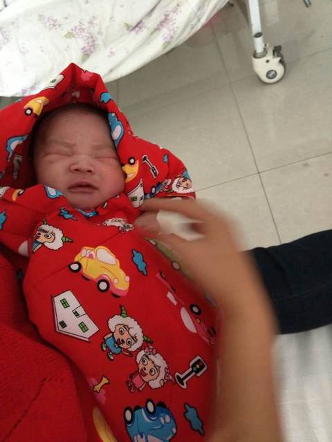 8斤8两的男宝宝_8斤8两刚出生的男宝宝食量应