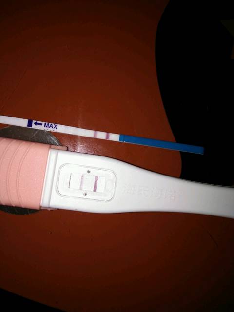 为什么验孕棒测出来是两条杠,可是b超看不到孕囊.