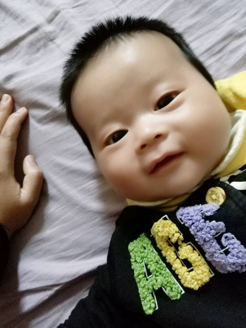 珝珝宝贝_宝宝吃奶好少,每次让他吃奶都很生气