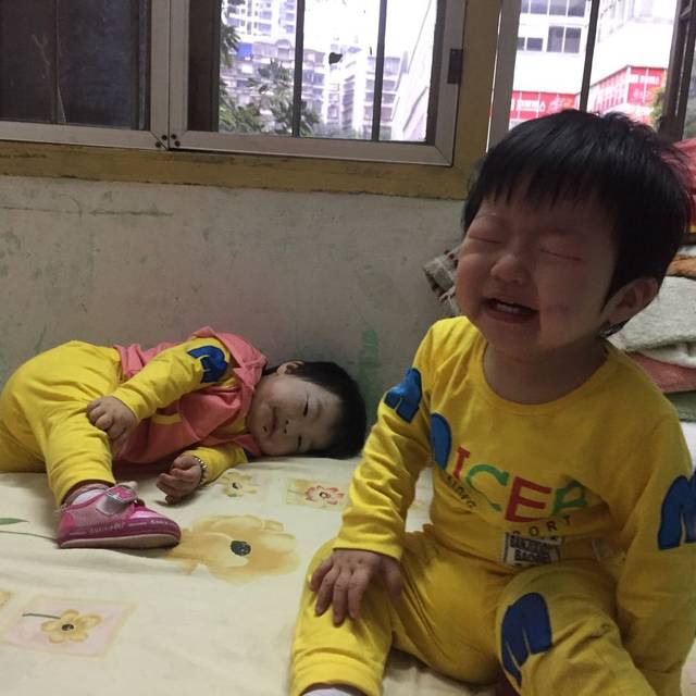 宝宝好可爱_现在会走路会爬楼梯,两个人天天打