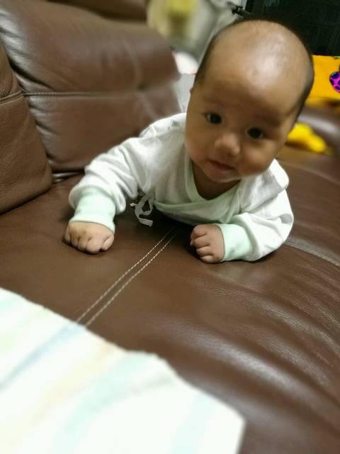 几天表情月了,三个每天喜欢抬头,练习竖着抱。宝宝包猫的打枪图片图片