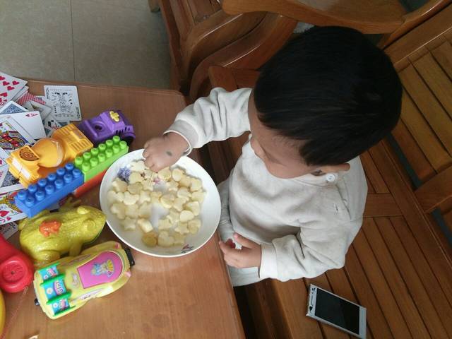 宝宝不喜欢吃苹果的进_孩子不喜欢吃水果特别