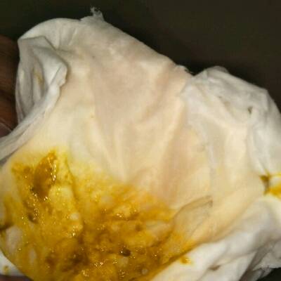 宝宝屎屁股.尿是浅黄色的求求大家帮忙解解