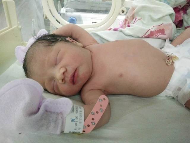 宝贝的照片_小宝宝还伸懒腰