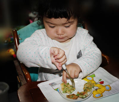 【爸比私房菜】一岁宝宝餐迷你虾仁绿花椰菜煎