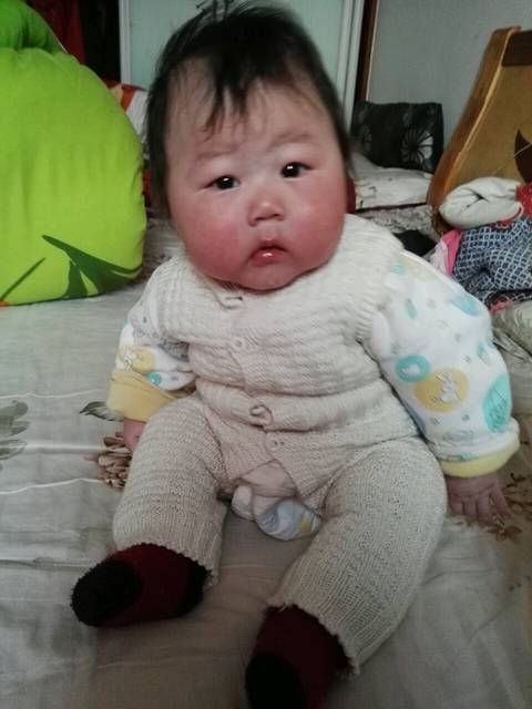 。_宝宝四个月零十天了 头一点都不硬实 就爱