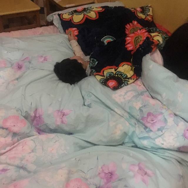 爸比把女儿睡觉的样子全画出来了,萌动了所有