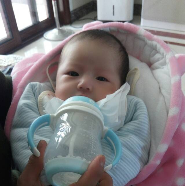 刚满月的宝宝大半夜一直不睡觉，哼哼唧唧还哭，没有睡意怎么办?__宝宝树