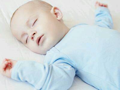 你家宝宝睡觉时枕枕头吗?婴儿到底需不需要枕