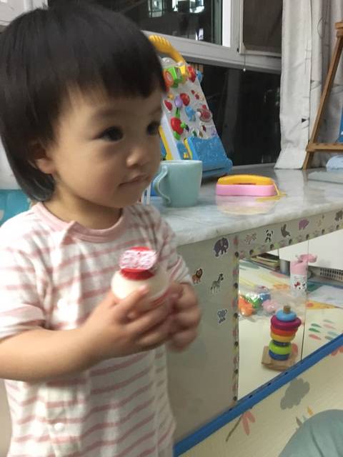 小孩一岁两个月一直咬下唇怎么办_小孩一直咬