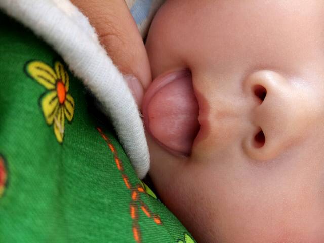 五个月宝宝舌头上有红点_宝宝喝奶粉,舌头上有