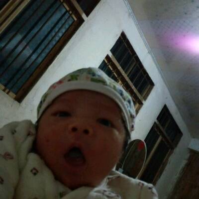 宝宝一生下来 屁股就带渣 比如打屁 或者哭呀 这