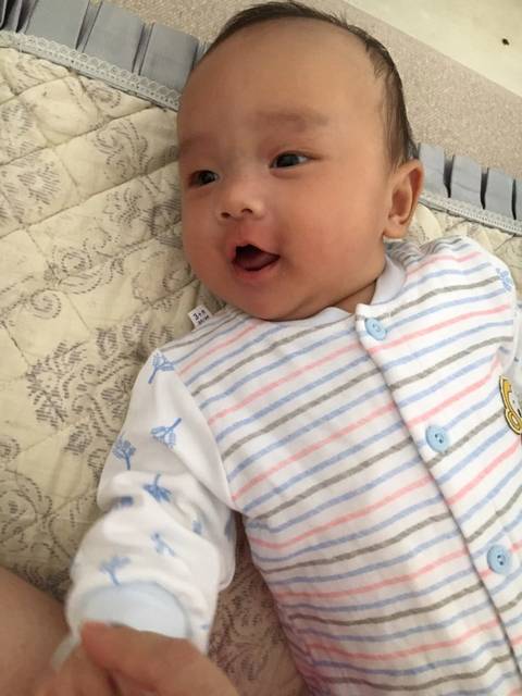 宝宝睡醒了会开心的笑。心情很好