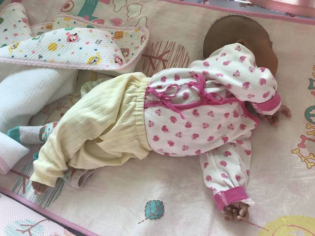 宝宝睡觉喜欢头后仰90度,这样正常吗?