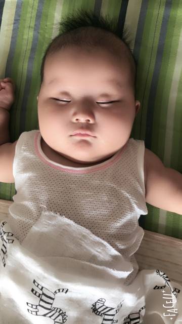 宝宝三个月大小脸,应该睡哪边?