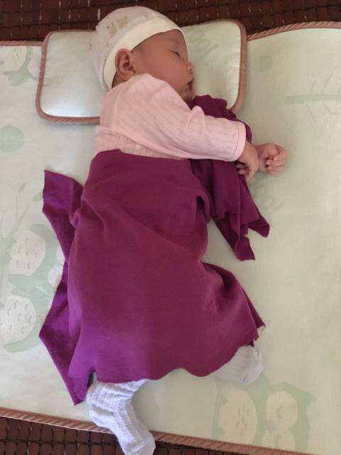 宝宝快两个月了,不喜欢平躺,喜欢侧着身子睡