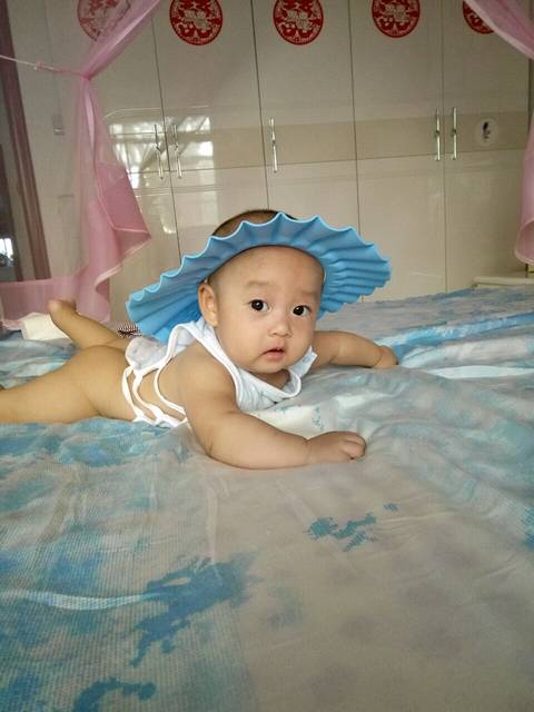 宝宝五个月,有没有一醒来发现宝宝翻滚的厉害