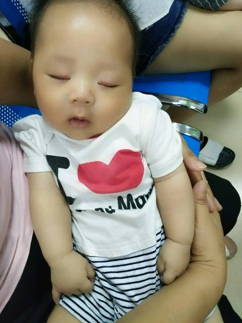 宝宝肤色不均匀怎么办,额头像有淡斑一样_宝宝