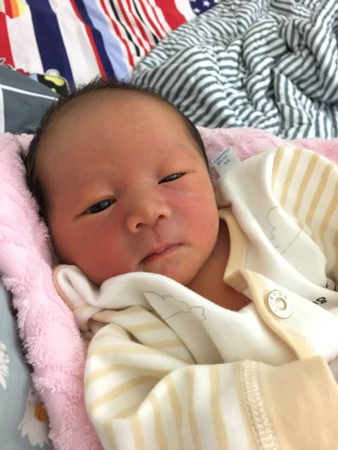 新生儿大小眼正常吗?_有时候睁一只眼闭一只