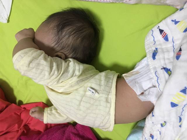 3个月宝宝头老是往后仰怎么回事啊_宝宝躺着