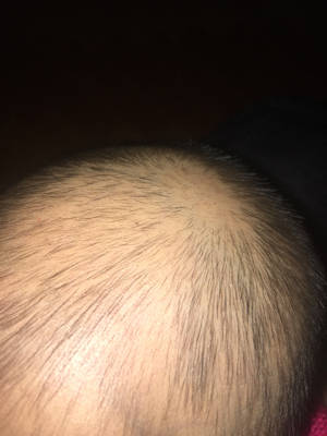 宝宝出生的时候头发特别好又多又黑,剃了三次