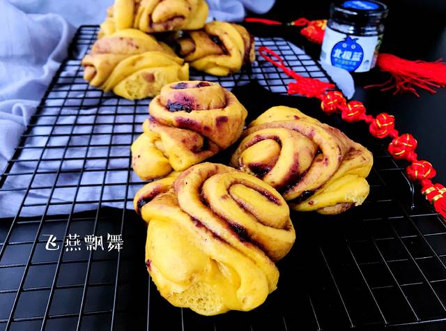 让小宝宝爱上吃面食~蓝莓酱南瓜花卷