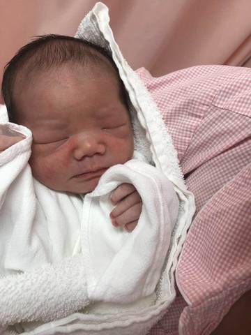 宝宝出生第二天,总是一抖一抖的,然后就开始哭