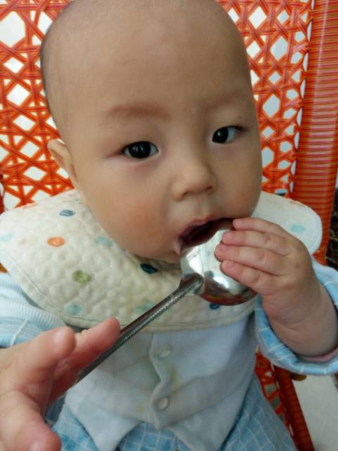 宝宝下眼皮发红,帮忙看看