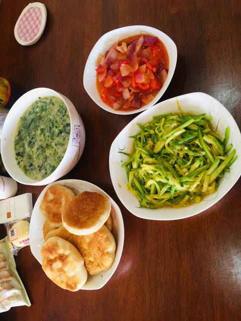 开饭啦,今天番茄土豆汤,洋葱炒菠菜,炒小瓜沙拉酱和花生酱哪个好图片