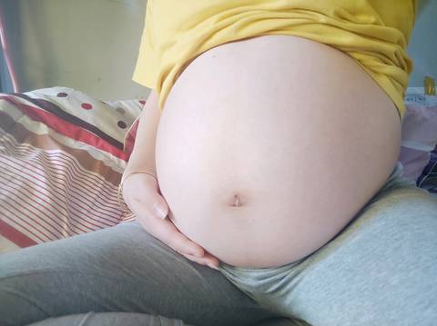 35周了,肚子圆圆的很干净,没有妊娠纹,妊娠线也