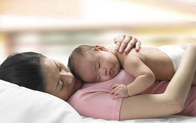 为啥宝宝抱着睡放下醒?学会这2个哄睡技巧,