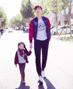 宝宝4岁前,爸妈千万别这样牵孩子走路,否则后