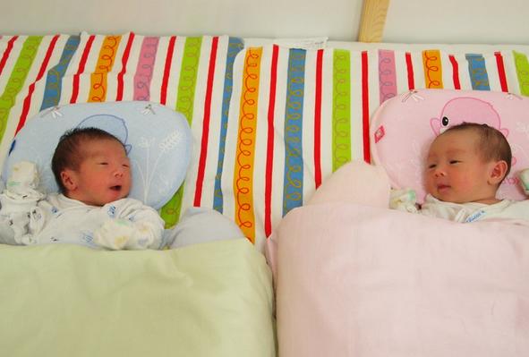 刚吃完奶的双胞胎婴儿被直接送进医院 ,原因让