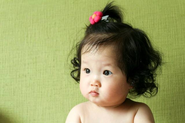 【每日星娃】自来卷小美女的旧照_翻到了第11个月那天拍的照片_宝宝树