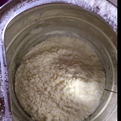 我家宝宝吃的贝拉米奶粉,最近几罐打开就有一点点受潮,吃得越少的时候