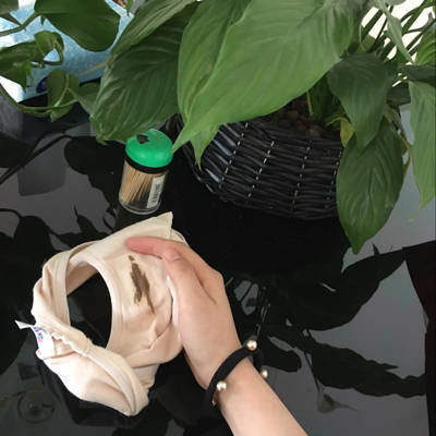 医生你好,怀孕初期,昨天和今天白带颜色是褐色的,是怎麼回事啊?