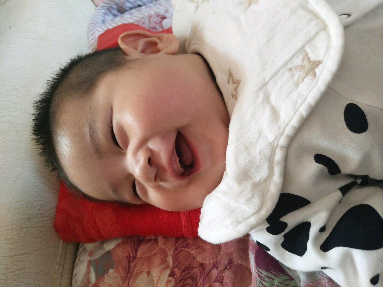 自言自语，自娱自乐的宝宝
