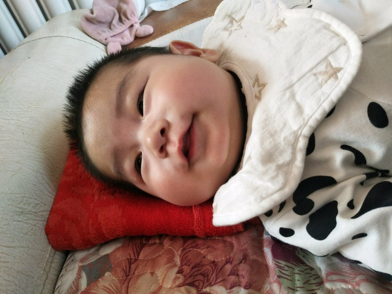 自言自语，自娱自乐的宝宝