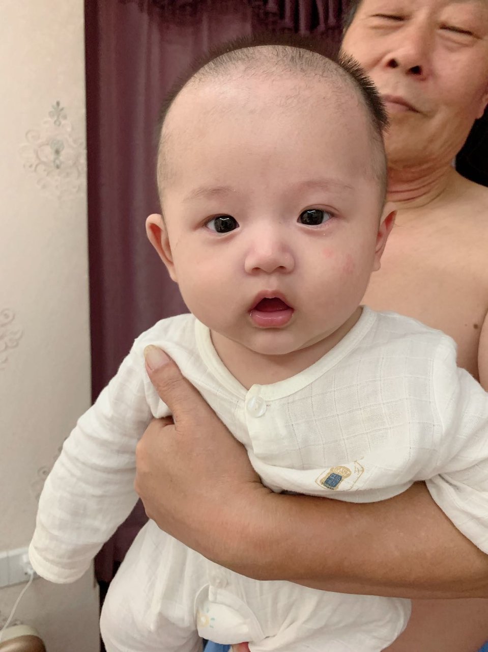 请问四月圈的宝妈们，你们的宝宝会不会流口水？
