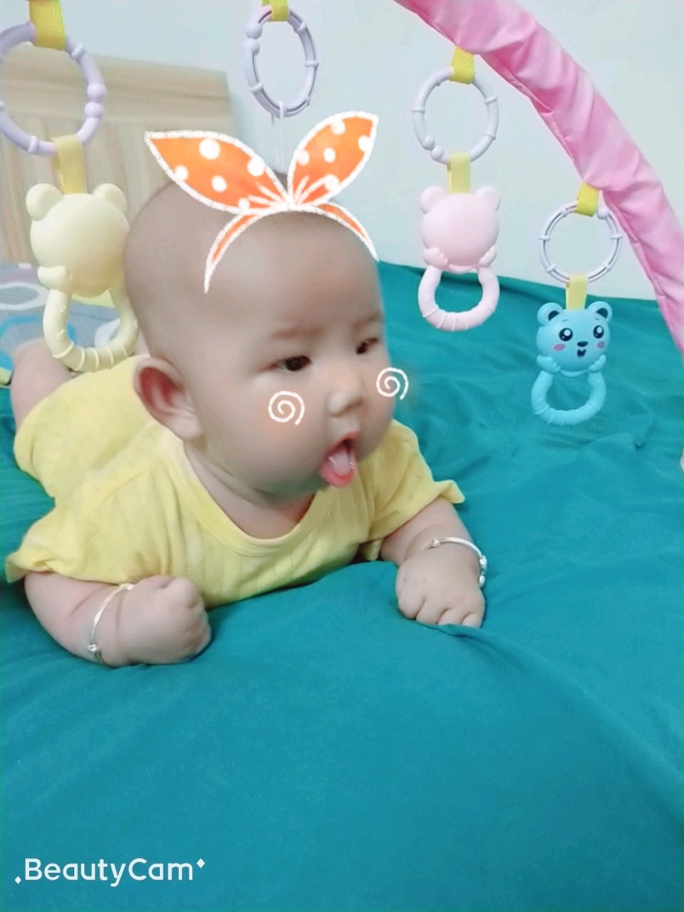 三个月加四天了不怎么笑，不怎么咿咿呀呀不认人