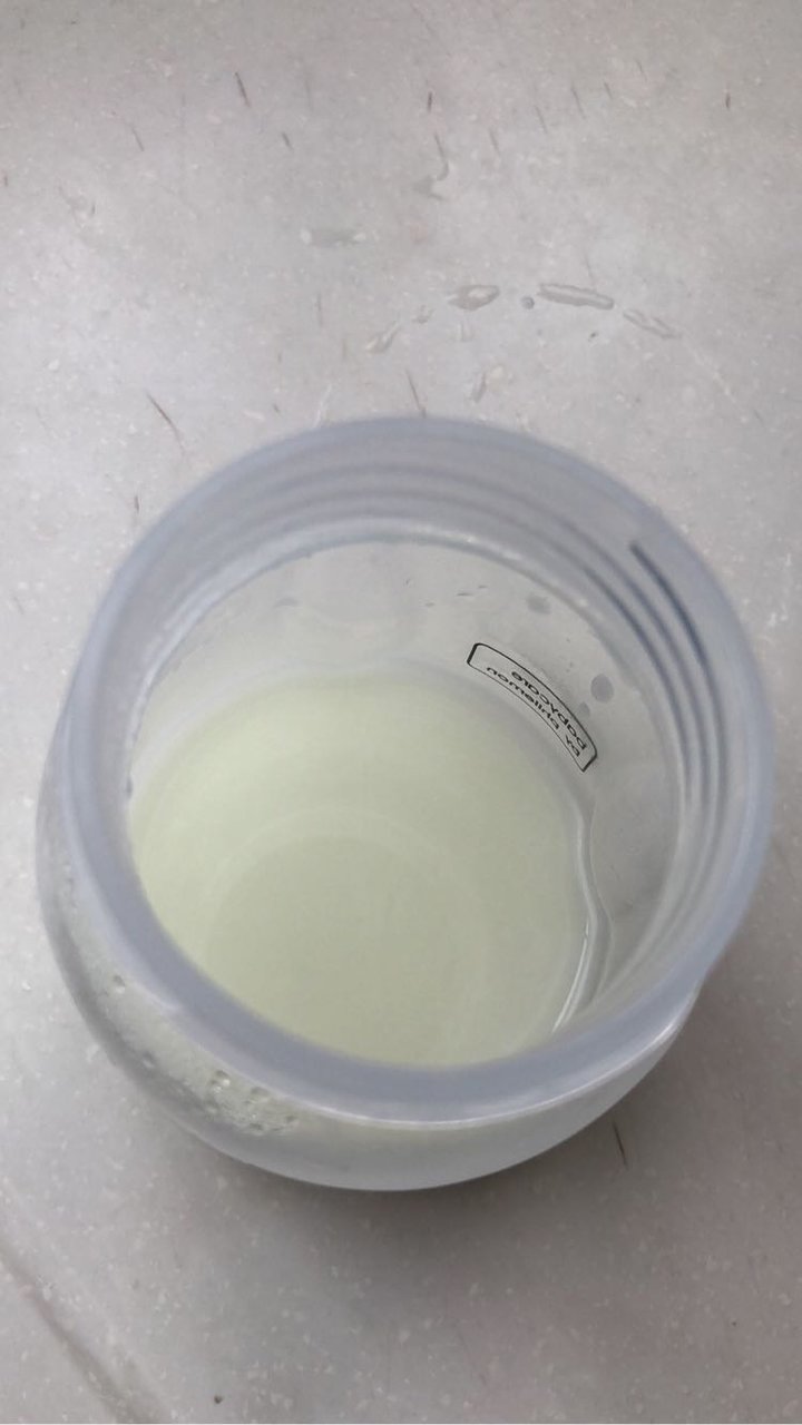 各位宝妈，有么有遇到挤出的母乳冷藏后发现是淡绿色的啊