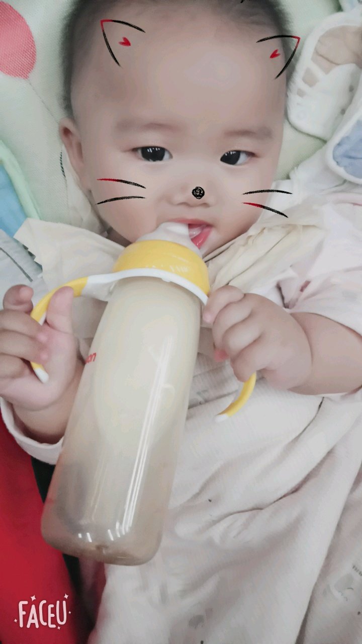 自己会抓奶瓶了👏🏻👏🏻👏🏻
